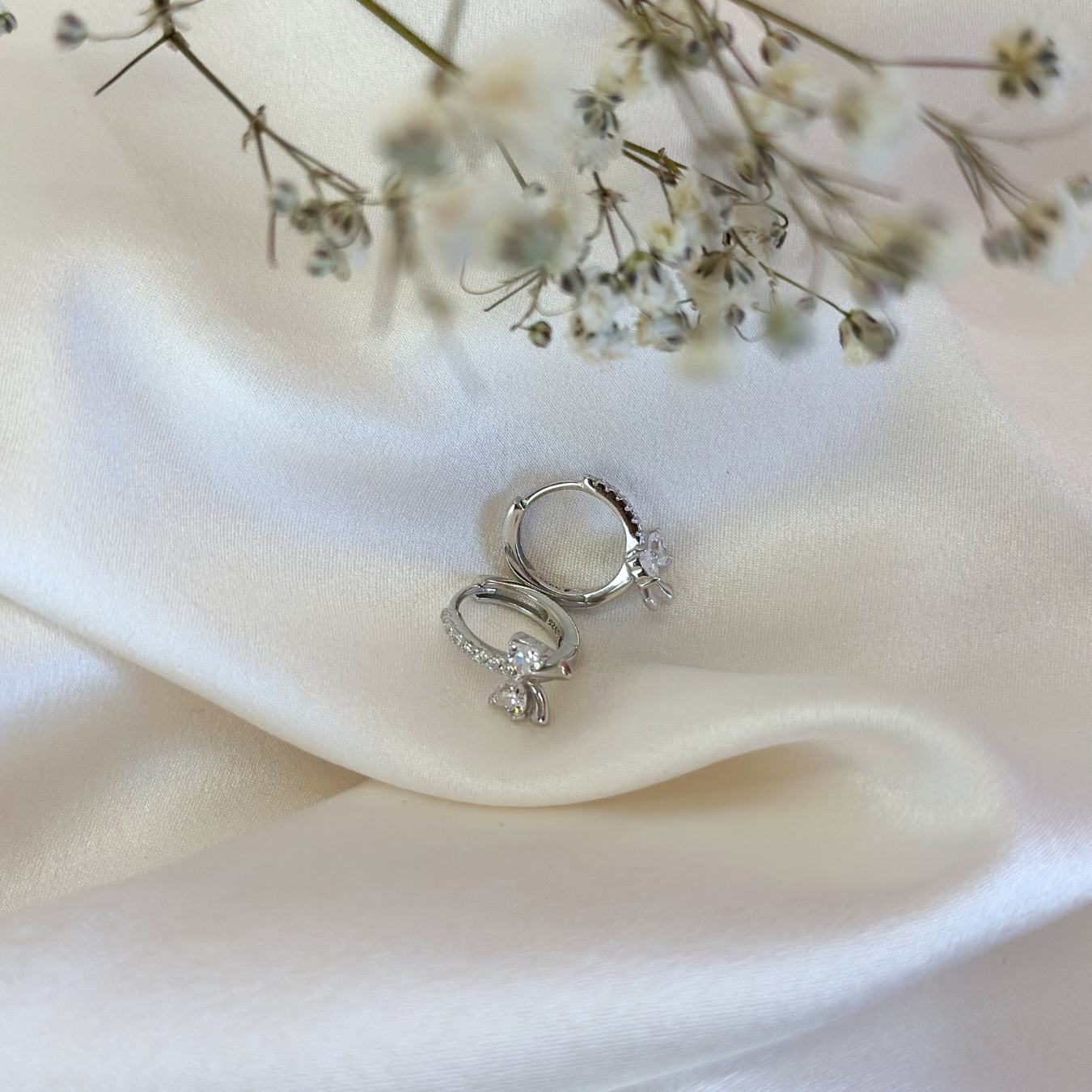 Bow Hoops Ohrringe aus Sterling Silber